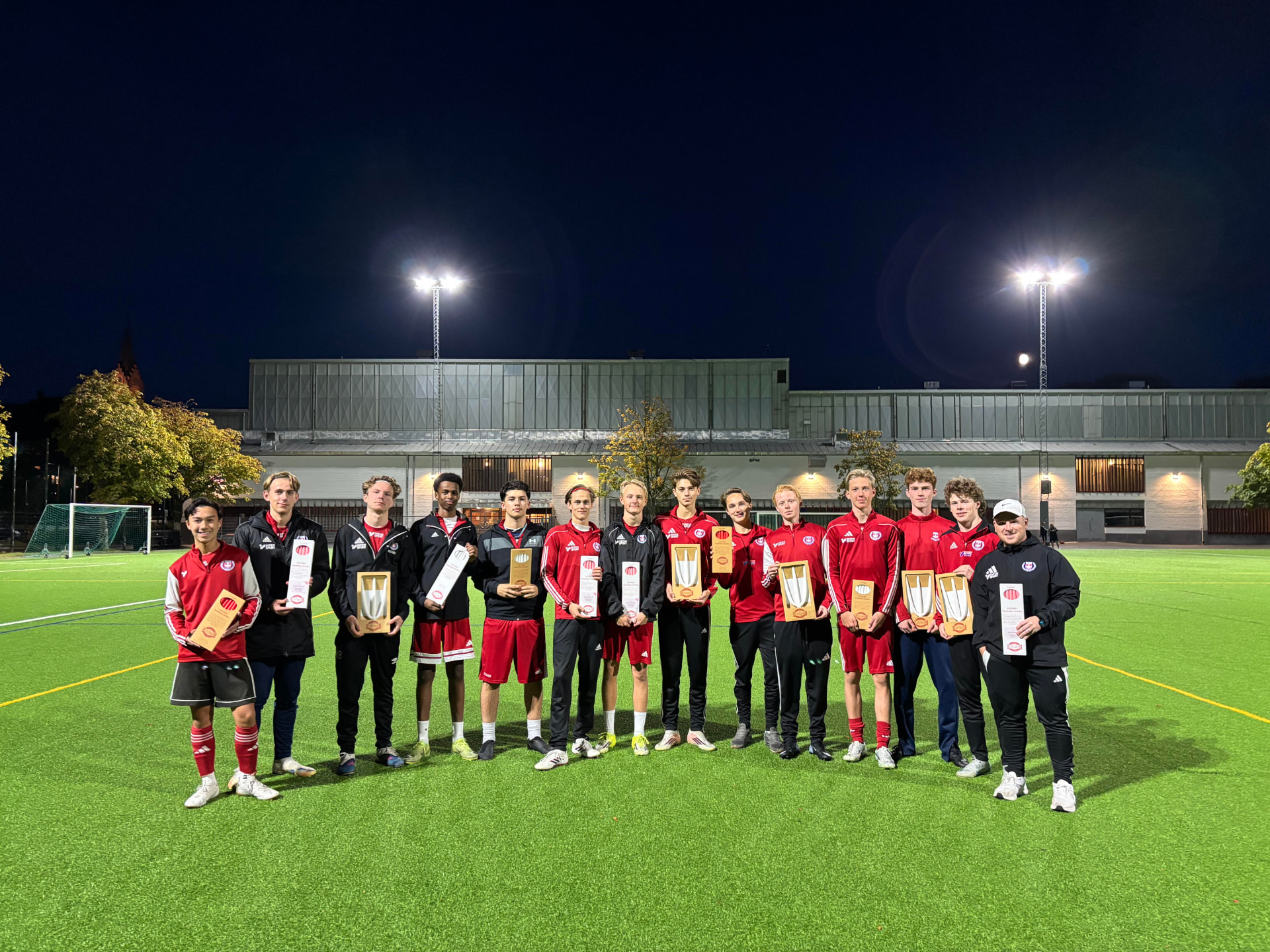 Fotbollslag visar ljuspaket på fotbollsplanen